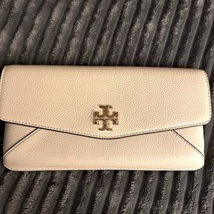 TORY BURCH NWOT Kira Pebble Clutch
